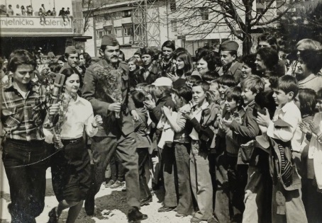 Милован Перић (први с лијева) носи штафету у Добоју, у прољеће 1976. године.